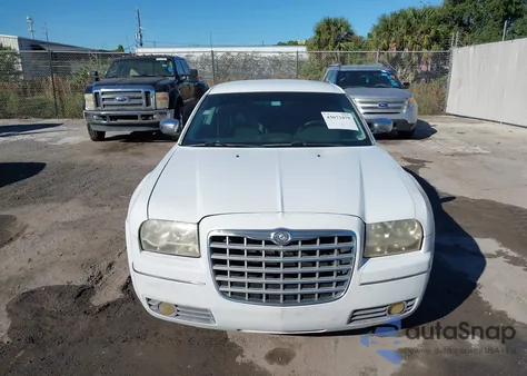 2010 Chrysler 300 Touring/Signature Series/Executive Series z USA, uszkodzony, nr VIN 2C3CA5CV1AH315194